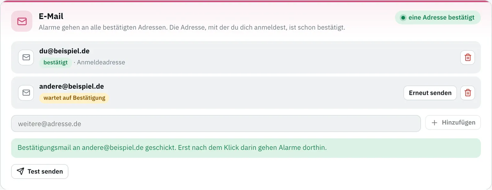 Karte E-Mail mit der bestätigten Anmeldeadresse, einer zweiten Adresse „wartet auf Bestätigung“ mit „Erneut senden“ und der Meldung „Bestätigungsmail an andere@beispiel.de geschickt. Erst nach dem Klick darin gehen Alarme dorthin.“